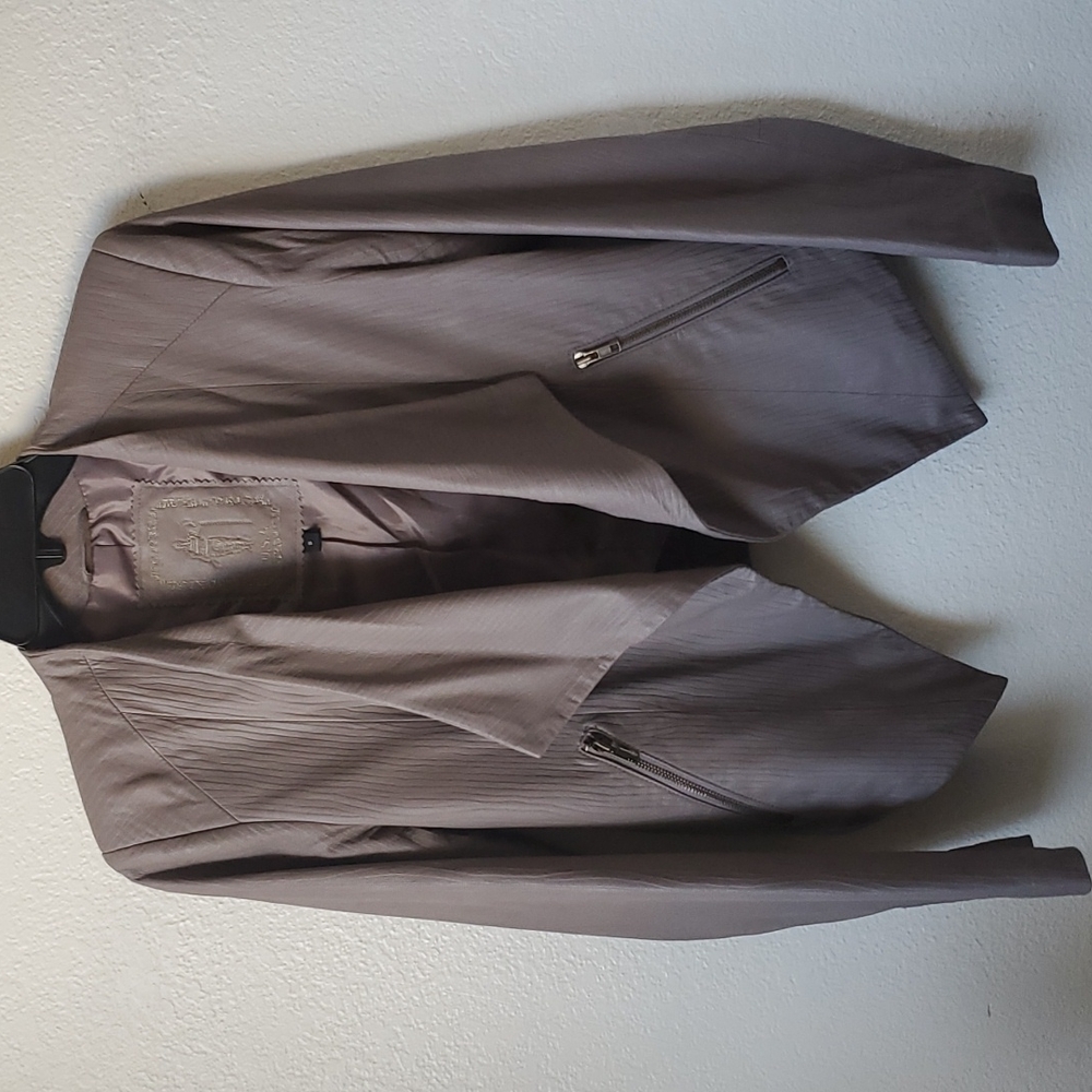 Lightweight jacket features sculpted shoulders, draped lapels, day to night look - Picture 3 of 7